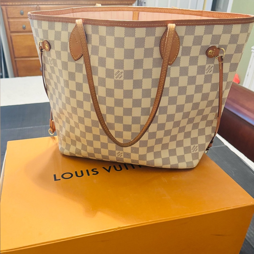 Louis Vuitton Neverfull MM in Azur

Pink Interior. Used Condition